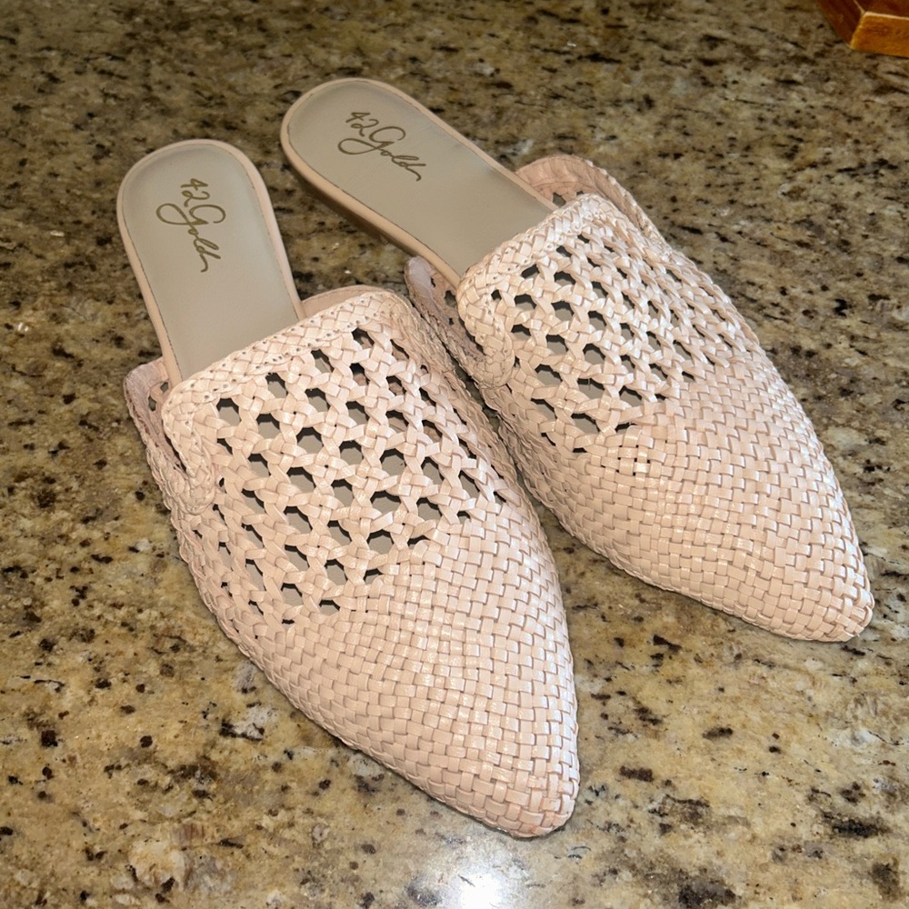 42 Gold Corra Raffia Handwoven Sandals. Size 11. Made in India.